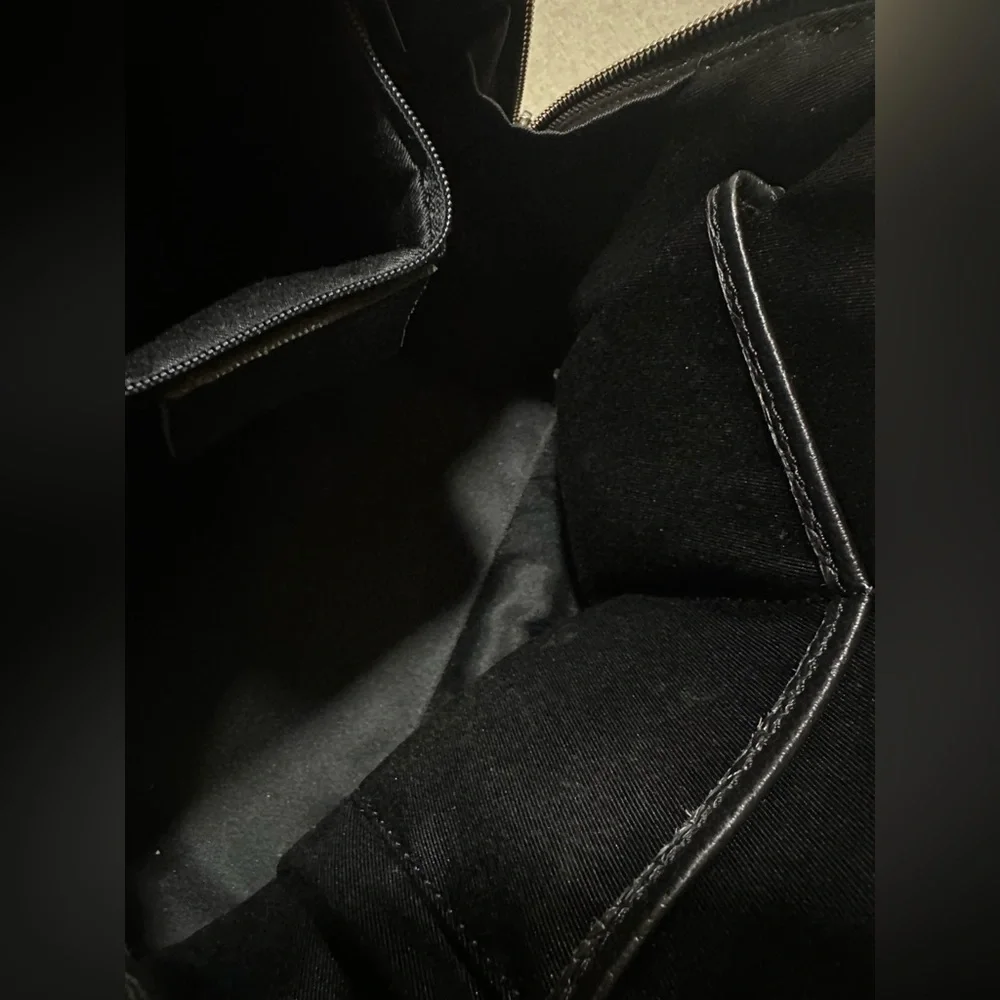 Black Leather Zip Up Purse - Picture 5 of 10